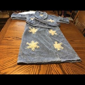 Vintage chenille bathrobe..Rare snowflakes